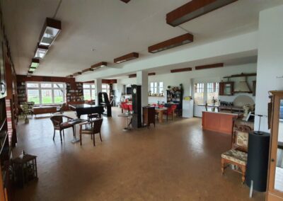 Blick in die Lounge (Aufenthaltsraum), um die Größe von (120 m²) des Raumes zu erfassen.